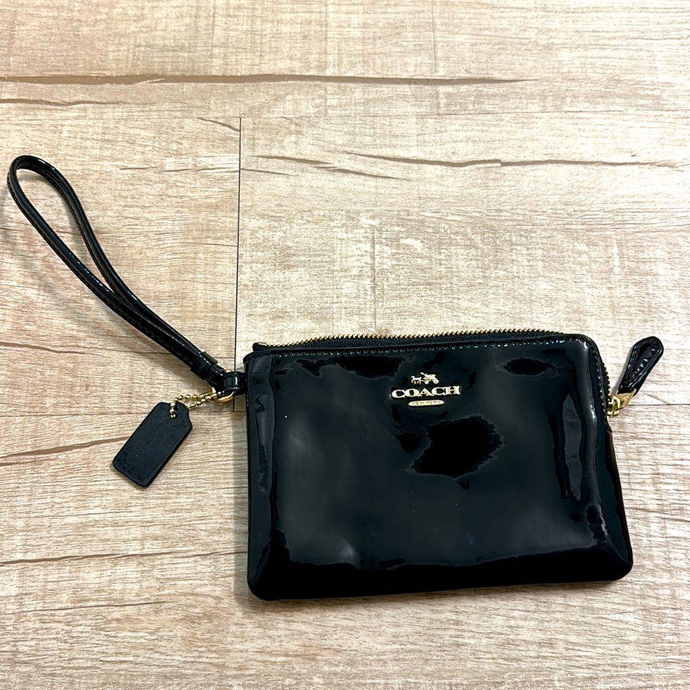NEW COACH corner zip wristlet